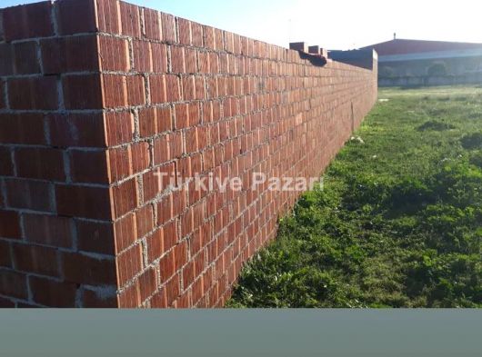 270 m2 imarlı arsa+bahçe duvarları örülü 80m2 2+1 Yapı