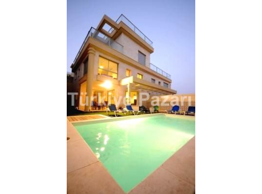 Antalya Konyaaltın'da Lüks Havuzlu Haftalık Kiralık Villa