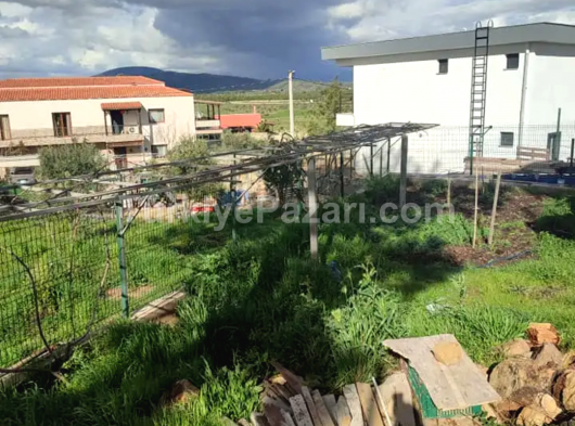 EGE'DE YATIRIMLIK ÖZELLİKLE BÜYÜK AİLELER İÇİN DOĞA İÇERİSİNDE HEM HOBİ BAHÇELİ HEM TATİL