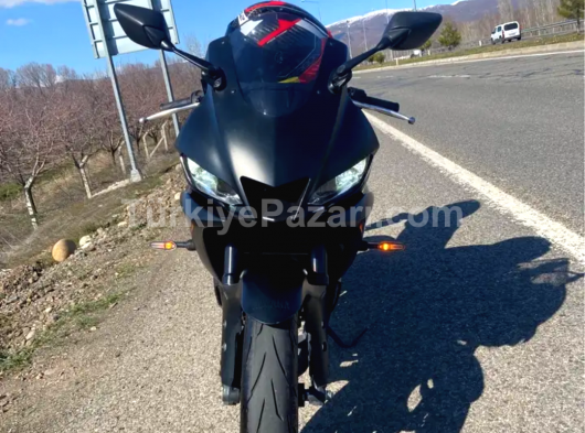 Yamaha r25 abs temiz kullanılmıştır servis bakımları Yamaha yetkili sevisinde yapılmiştır