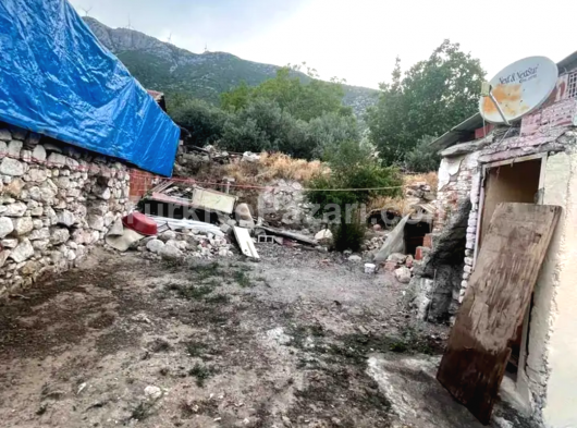 Manisa Saruhanlı Gözlette satılık 408 m2 Tek tapu bahçeli ev