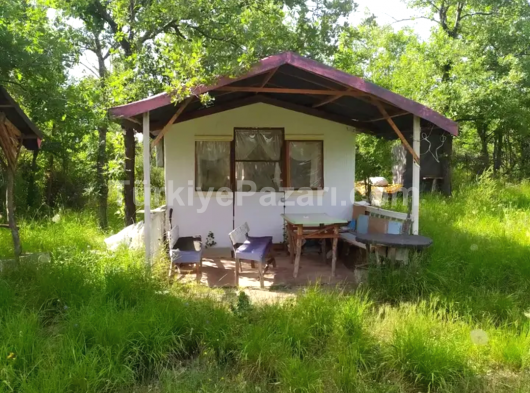 YAZIKÖYDE 700M2 ETRAFI ÇEVRİLİ İÇİNDE KÖŞKÜ OLAN SUYU ALINMIŞ