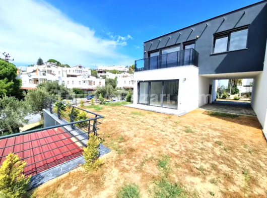 AYGÜLDEN AKÇAY'DA MASRAFSIZ ŞIK TASARIMI İLE DİKKAT ÇEKİCİ GENİŞ BALKONLU LÜKS SATILIK 1+1 DAİRE