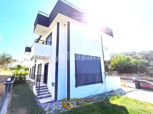 BURHANİYE PELİTKÖY'DE SIFIR TERASLI FUL DENİZ VE DOĞA MANZARALI OTOPARKLI 3+1 SATILIK VİLLA