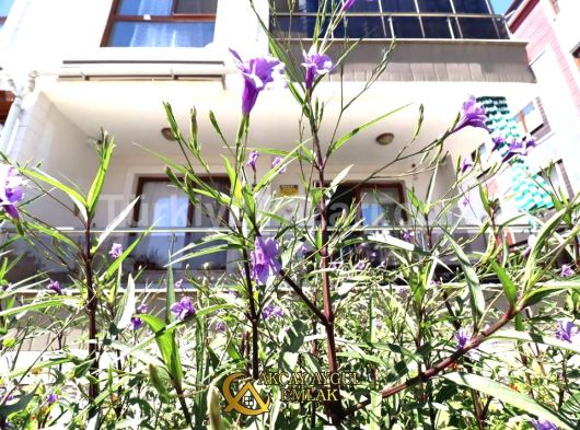 AYGÜLDEN AKÇAY'DA MASRAFSIZ ŞIK TASARIMI İLE DİKKAT ÇEKİCİ GENİŞ BALKONLU LÜKS SATILIK 1+1 DAİRE