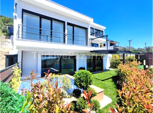 AYGÜLDEN AKÇAY'DA MASRAFSIZ ŞIK TASARIMI İLE DİKKAT ÇEKİCİ GENİŞ BALKONLU LÜKS SATILIK 1+1 DAİRE