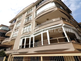 AKÇAY'DA AYGÜL GÜVENCESİYLE 8 YAŞINDA ÖN CEPHE 8M2 BAHÇE KULLANIMLI ÇİFT BALKONLU SATILIK 2+1 DAİRE