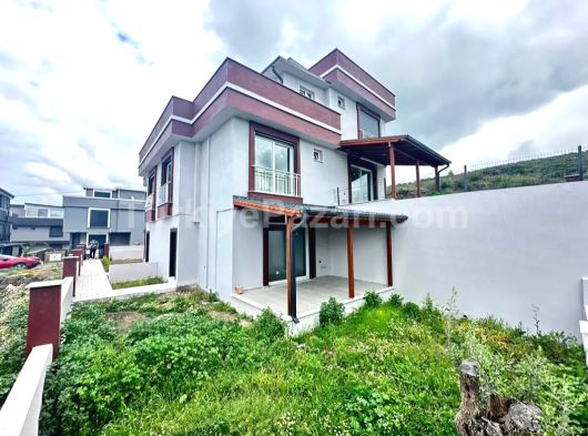 Seferihisar Ürkmez Payamlı da satılık 3+1 Bahçeli Yazlık Villa