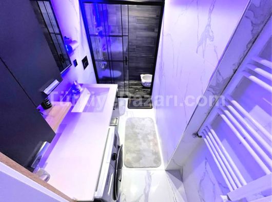 AYGÜLDEN AKÇAY'DA MASRAFSIZ ŞIK TASARIMI İLE DİKKAT ÇEKİCİ GENİŞ BALKONLU LÜKS SATILIK 1+1 DAİRE