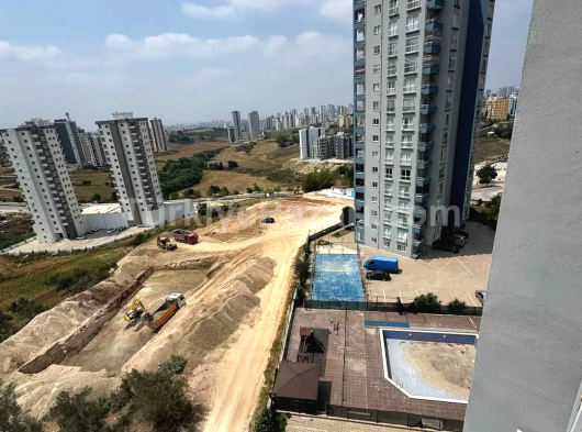 Adana sarıcam Boynuyoğun da 15 katlı binanın 8 katı havuz siteli 3 balkonlu genış oturumlu 2+1