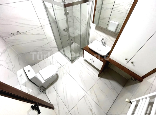 AYGÜLDEN AKÇAY'DA MASRAFSIZ ŞIK TASARIMI İLE DİKKAT ÇEKİCİ GENİŞ BALKONLU LÜKS SATILIK 1+1 DAİRE