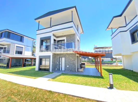 Doğanbey de Tek Mustakil Havuzlu Geniş Bahçeli Satılık 3+1 Villa