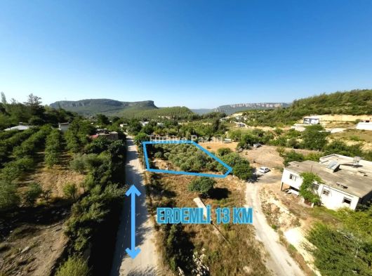 MERSİN ERDEMLİ KÖSBUCAĞI'NDA EV YAPIMINA UYGUN ASFALT YOLA CEPHELİ ARAZİ