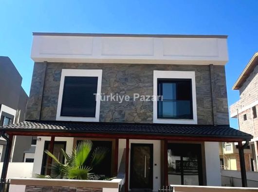 İZMİR/ÖZDERE ORTAMAHALLE'DE DENİZE 600mt MESAFEDE MERKEZİ KONUMDA VİLLA