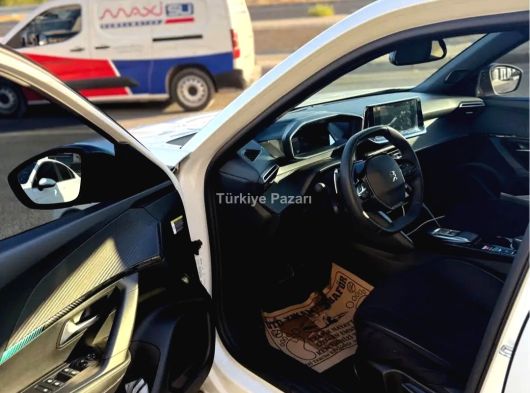 Peugeot 2008 2023 model 17 bin km'de • alure 1.5 dizel