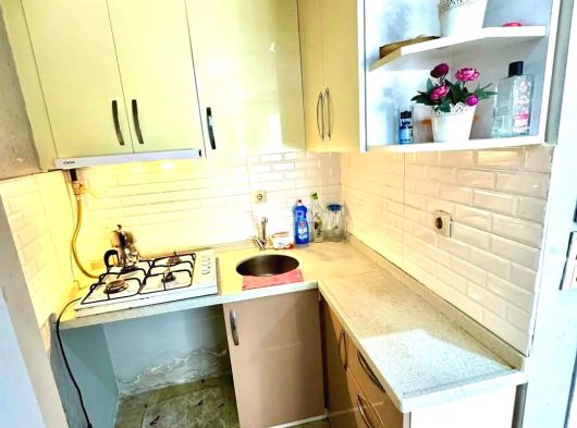 Bandırma Uzman Emlak tan Ordu Caddesine Yakın Çarşıda 8 Yıllık - Ara Kat - EŞYALI 2+1 Kiralık Daire