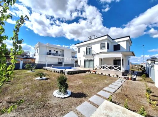 DÖŞEMEALTI YEŞİLBAYIRDA 620 M2 ARSA İÇERİSİNDE MÜSTAKİL VİLLA