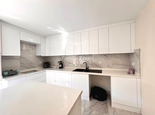 Armutalan'da 2 Bölümlü Satılık 5+2 Bakımlı Villa