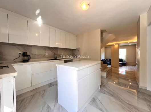 Armutalan'da 2 Bölümlü Satılık 5+2 Bakımlı Villa