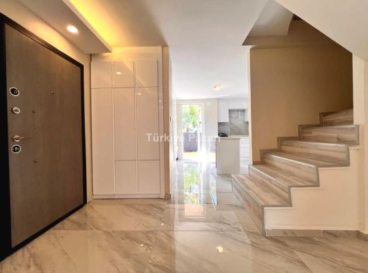 Armutalan'da 2 Bölümlü Satılık 5+2 Bakımlı Villa