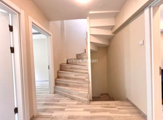 Armutalan'da 2 Bölümlü Satılık 5+2 Bakımlı Villa