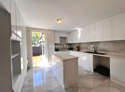 Armutalan'da 2 Bölümlü Satılık 5+2 Bakımlı Villa