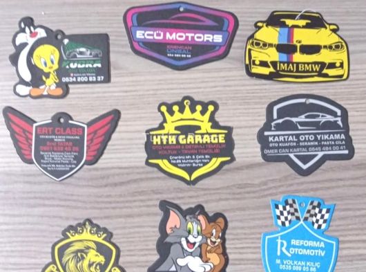 OTO KOKUSU FİRMA REKLAM BASKILI ARAÇ İÇİ ASKI İPLİ