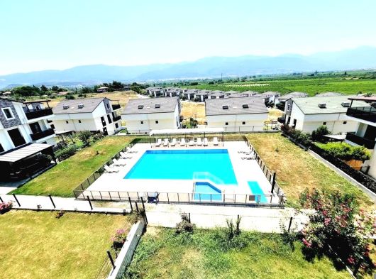 KUŞADASI SOĞUCAK’TA LÜKS YAŞAMA HAZIR TRİPLEKS İKİZ VİLLA