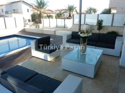 ÇEŞME ALAÇATIDA KİRALIK LÜKS VİLLA