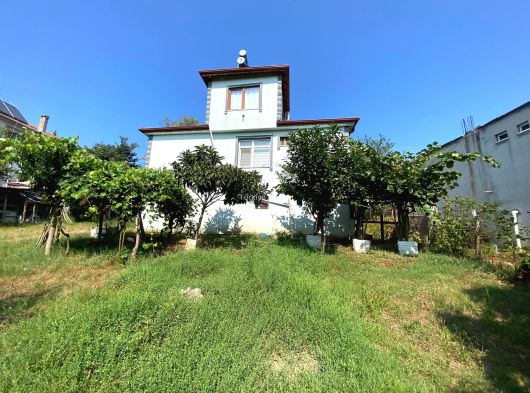 FERİZLİ BAKIRLI'da KÖY EVİ + BAHÇESİ + Arkasında Fındıklık