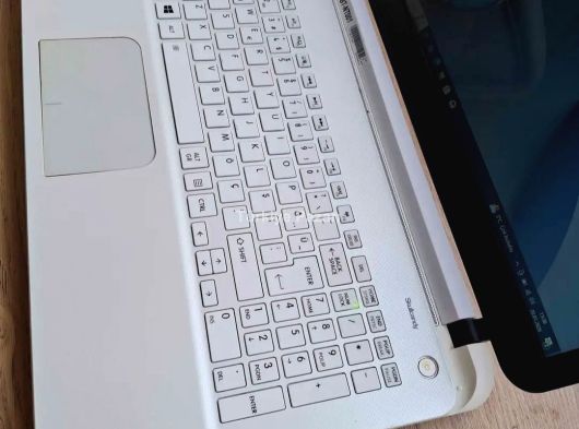 TOSHİBA İ5 5.NESİL 8GB RAM 2GB HARİCİ 4GB DAHİLİ TOP.6GB E.KARTI 240GB SSD HD 4SAAT ŞARJ TEMİZ SRNSZ