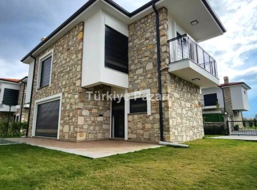 Kuşadası Davutlar’da Taş Kaplama Özel Havuzlu Müstakil Villa