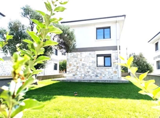 BURHANİYE PELİTKÖYDE AYGÜLDEN SIFIR TAM BAĞIMSIZ HUZUR VE KONFORA ADIM ATACAĞINIZ SATILIK 4+1 VİLLA