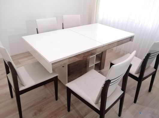 Temiz kullanılmış, kullanışlı ve şık tasarıma sahip açılır yemek masası ve 5 sandalye satılıktır.