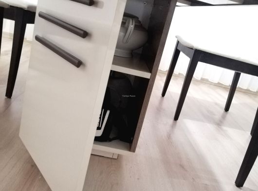 Temiz kullanılmış, kullanışlı ve şık tasarıma sahip açılır yemek masası ve 5 sandalye satılıktır.