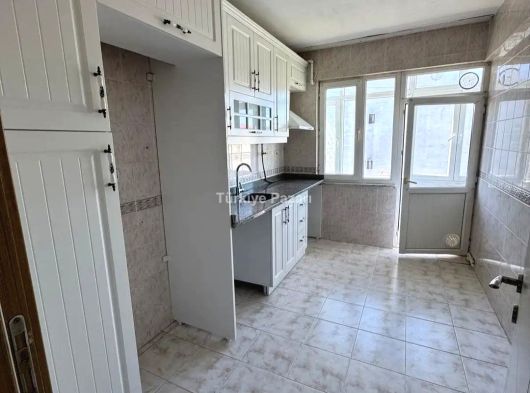 ZAFER MAH. MEKKE CAMİ CİVARI ARA KAT 2+1 DAİRE AYRI WC BALKONLU