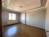 ZAFER MAH. MEKKE CAMİ CİVARI ARA KAT 2+1 DAİRE AYRI WC BALKONLU
