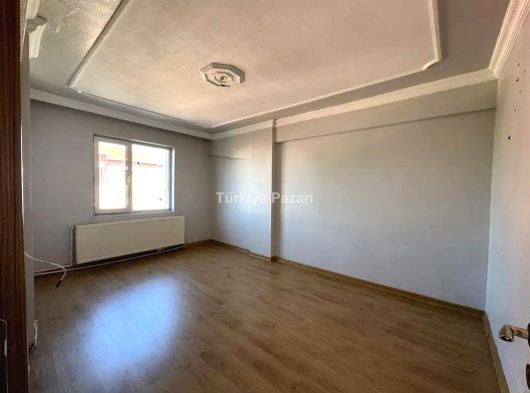 ZAFER MAH. MEKKE CAMİ CİVARI ARA KAT 2+1 DAİRE AYRI WC BALKONLU