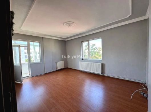 ZAFER MAH. MEKKE CAMİ CİVARI ARA KAT 2+1 DAİRE AYRI WC BALKONLU