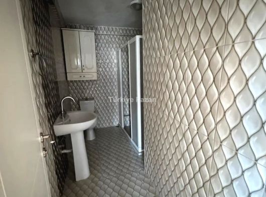 ZAFER MAH. MEKKE CAMİ CİVARI ARA KAT 2+1 DAİRE AYRI WC BALKONLU