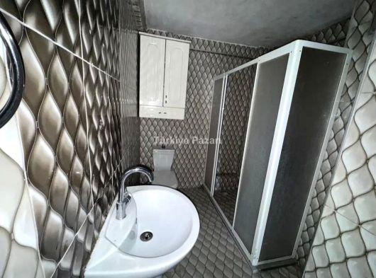 ZAFER MAH. MEKKE CAMİ CİVARI ARA KAT 2+1 DAİRE AYRI WC BALKONLU