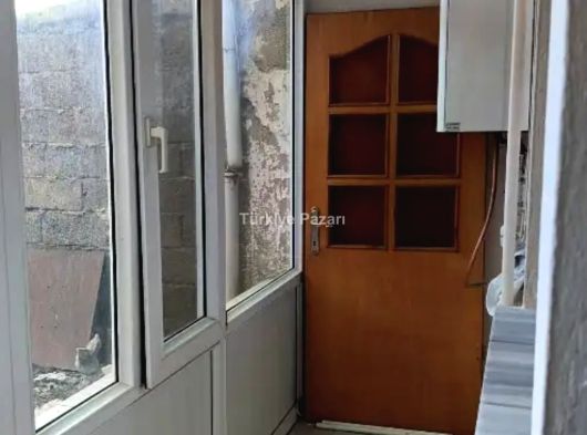 BURSA SETBAŞI ÜZERİ İPEKÇİLİK CADDESİNDE 65 M2 1+1 DOĞALGAZ KOMBİLİ BAKIMLI KİRALIK DAİRE