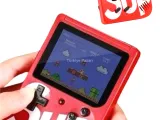 İki Kişilik Oyun Deneyimi Sunan Taşınabilir Retro Konsol